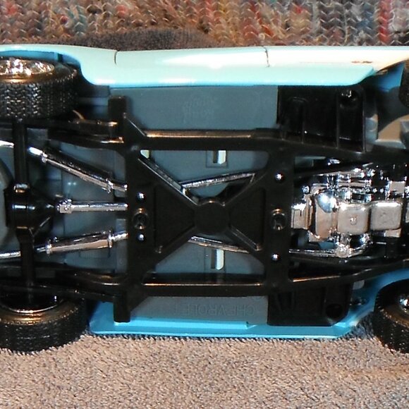 1957 CHEVROLET CORVETTE CONVERTIBLE BY ROAD TOUGH 1/18 SCALE DIE-CAST METAL - Picture 6 of 6